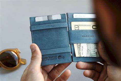 Experience the Ease and Efficiency of the Garzini Majic Wallet